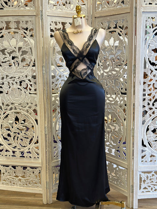 Black Satin Lace Detail Dress - Estira poco..  Stretchy poco