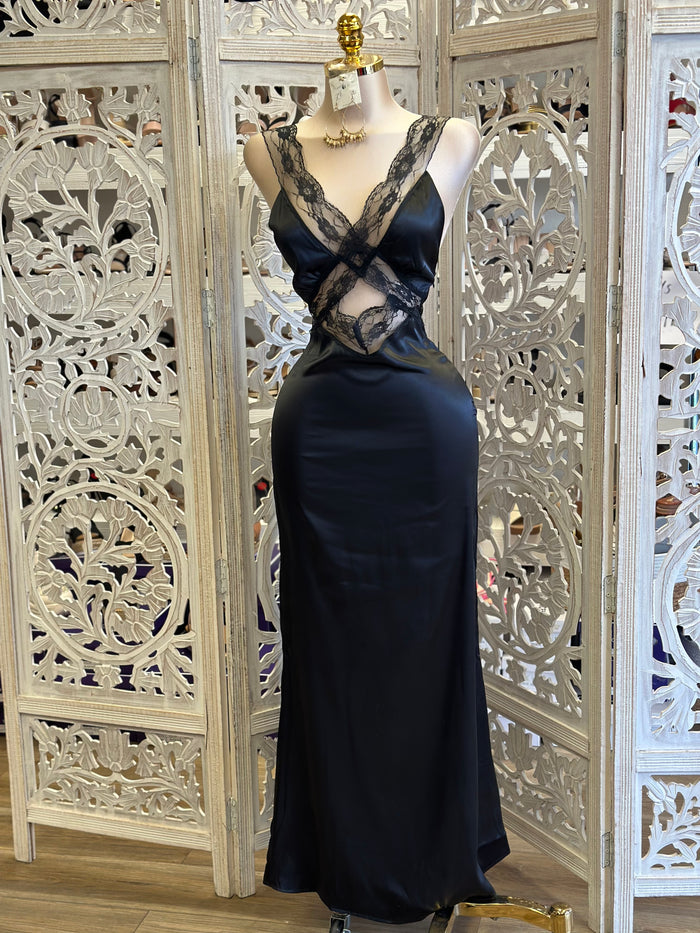 Black Satin Lace Detail Dress - Estira poco..  Stretchy poco
