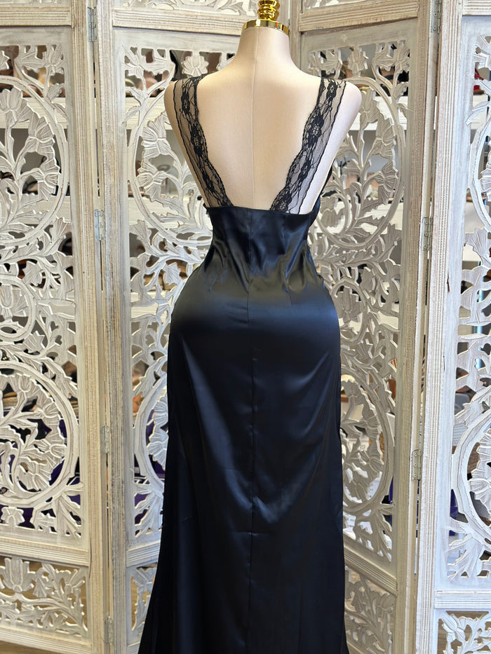 Black Satin Lace Detail Dress - Estira poco..  Stretchy poco