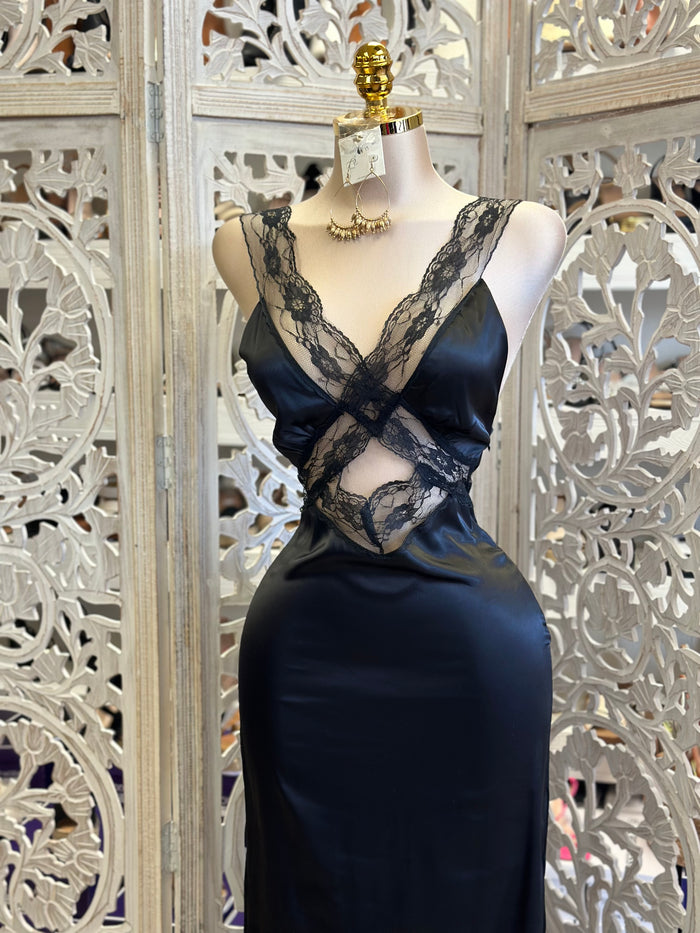 Black Satin Lace Detail Dress - Estira poco..  Stretchy poco