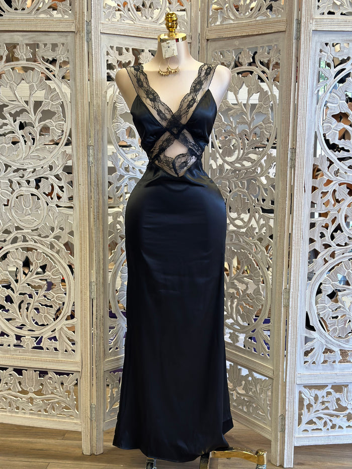 Black Satin Lace Detail Dress - Estira poco..  Stretchy poco
