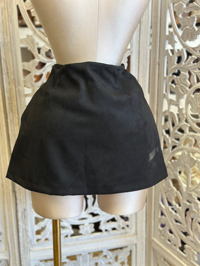Black Studded Mini Skirt- Slightly Stretchy , Estira Poco