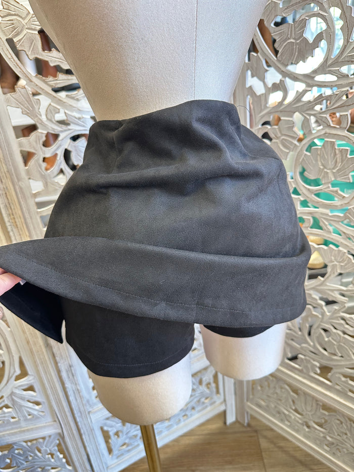 Black Studded Mini Skirt- Slightly Stretchy , Estira Poco
