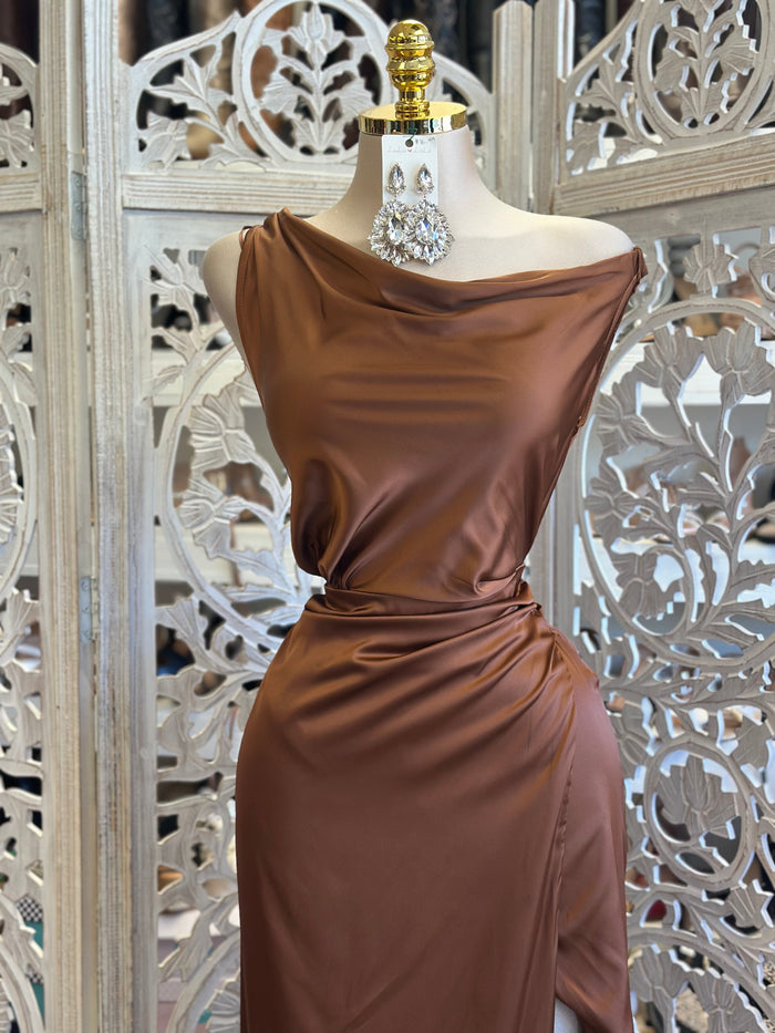 Draped Off Shoulder Brown Dress-No Estira, Not Stretchy