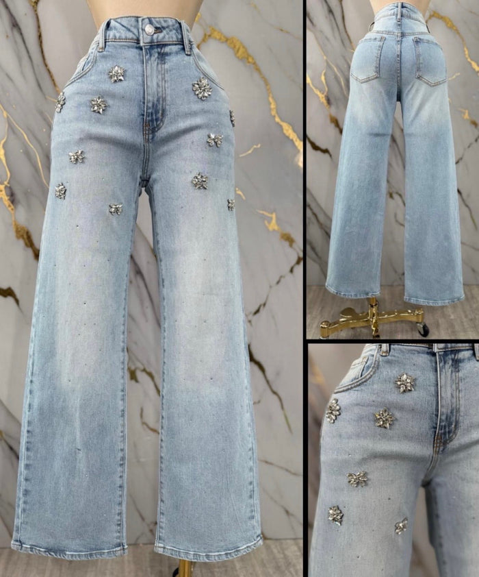 Floral Rhinestones Wide Leg Jeans -Estira Poco  , Slightly Stretchy