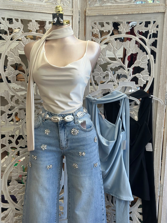 Floral Rhinestones Wide Leg Jeans -Estira Poco  , Slightly Stretchy