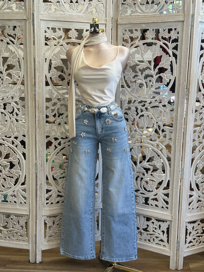 Floral Rhinestones Wide Leg Jeans -Estira Poco  , Slightly Stretchy