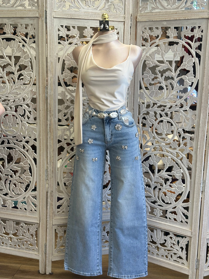 Floral Rhinestones Wide Leg Jeans -Estira Poco  , Slightly Stretchy
