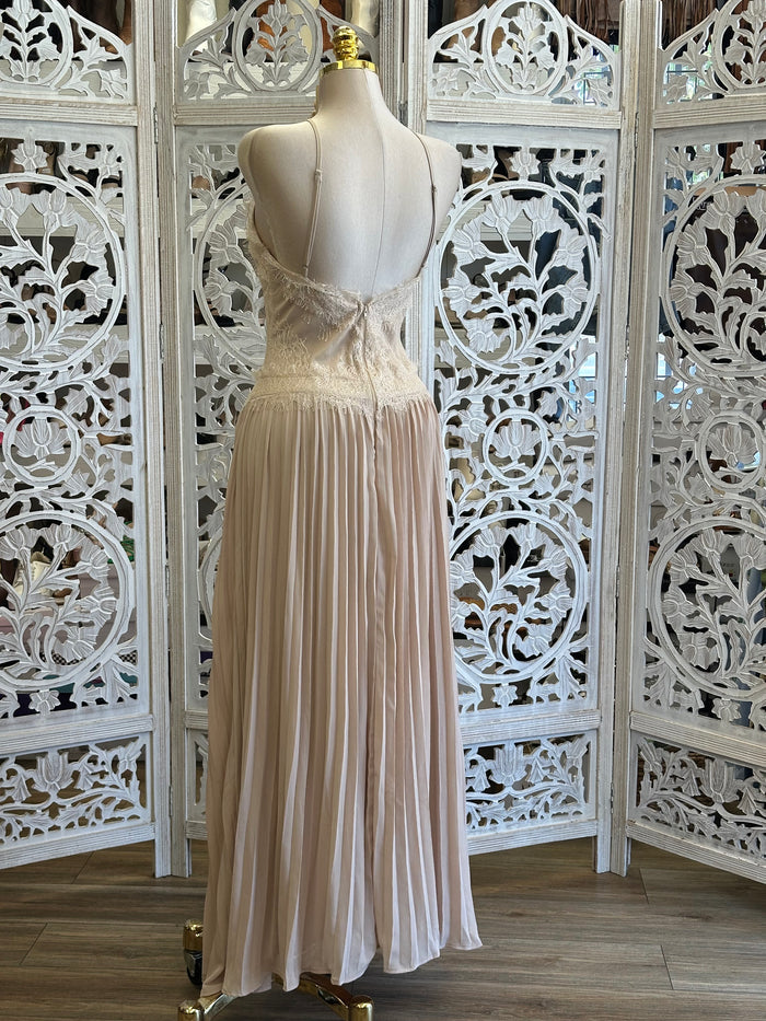 Lace Nude Pleated  Dress- Slightly Stretchy, Estira Poco