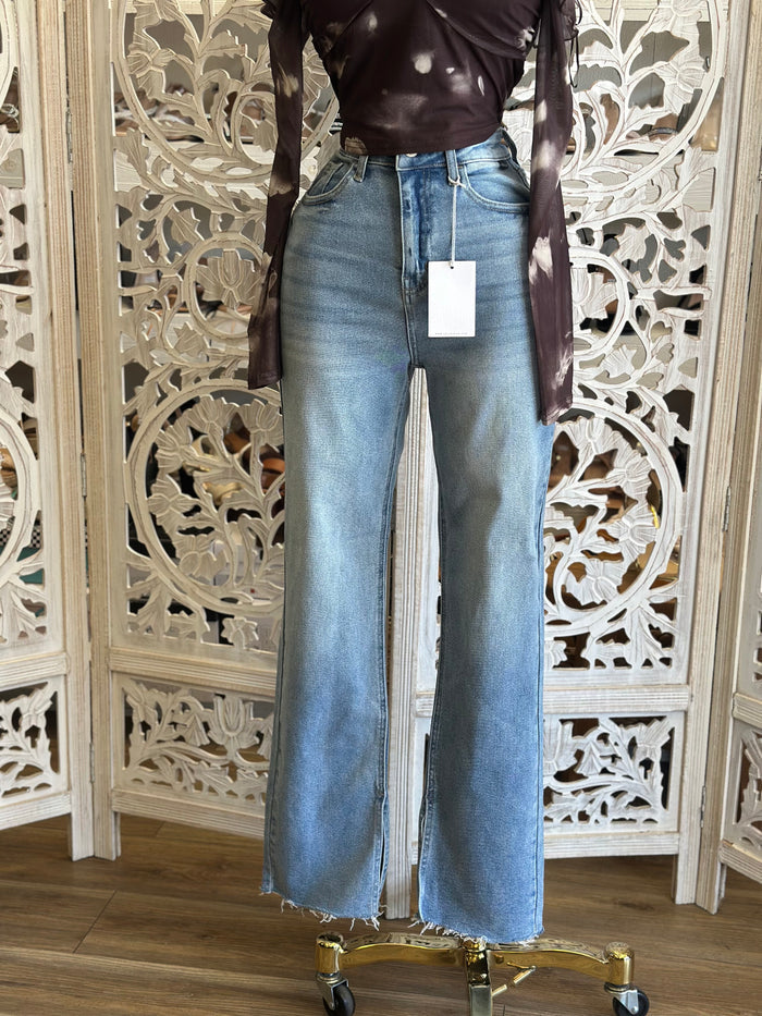 Medium Wash Straight Distressed Jeans - Stretchy estira poco
