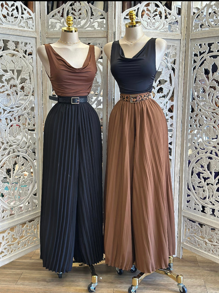 Pleated Wide Leg Pants - Estira Mucho, Very Stretchy