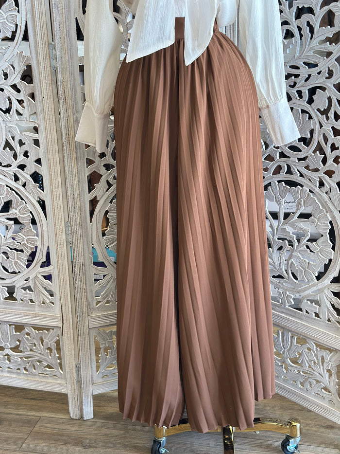 Pleated Wide Leg Pants - Estira Mucho, Very Stretchy